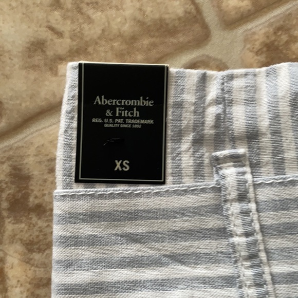 Women’s Abercrombie & Fitch striped short - Picture 3 of 4
